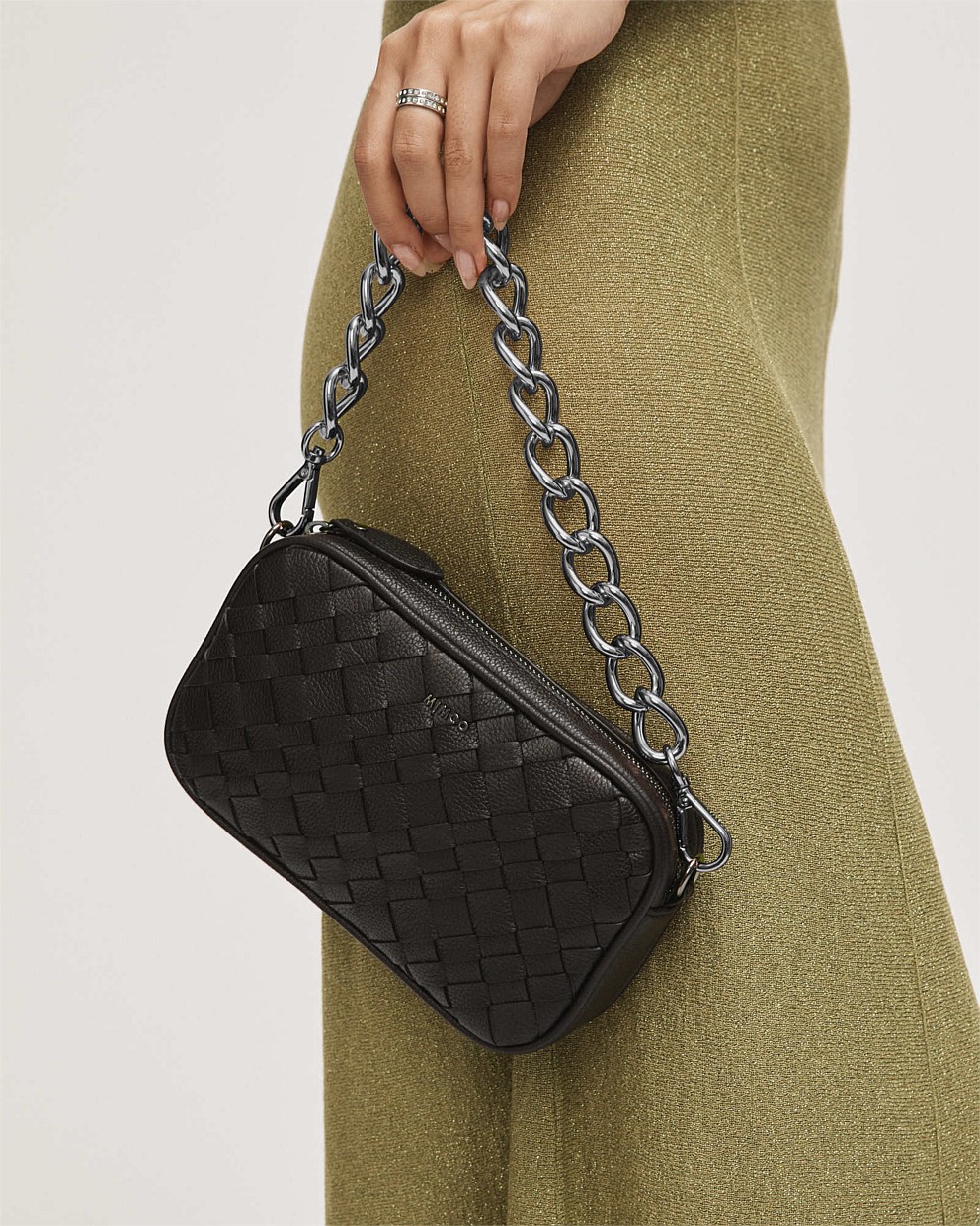 Chunky chain strap quilted best sale shoulder bag